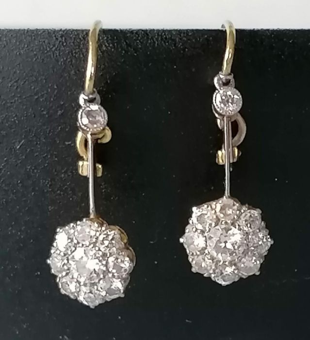 A pair of white and yellow metal diamond earrings, the central round-cut diamond approximately 0.20 - Bild 3 aus 6
