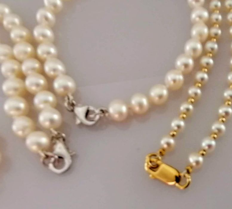 A cultured pearl necklace and bracelet set; the necklace of seventy 6-6.5mm cultured cream pearls - Image 3 of 4