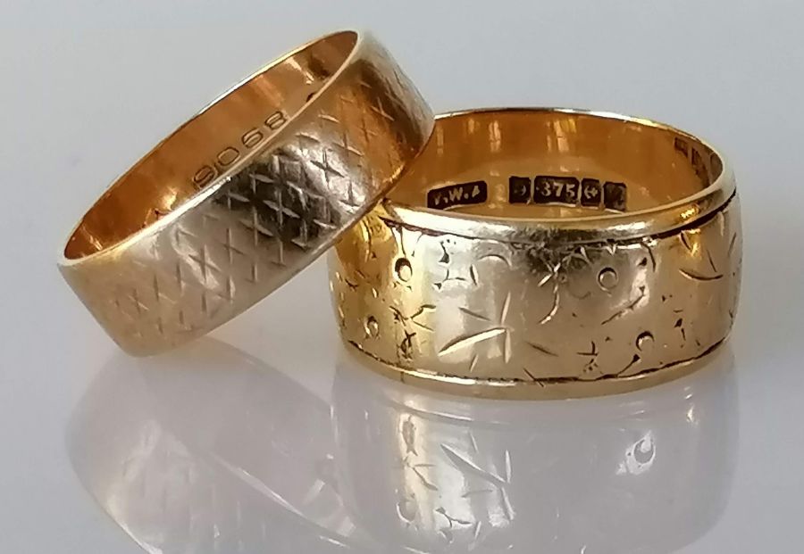 A gold St. Christopher ring and two gold wedding bands with etched decoration, sizes P, N, Q - Bild 2 aus 5