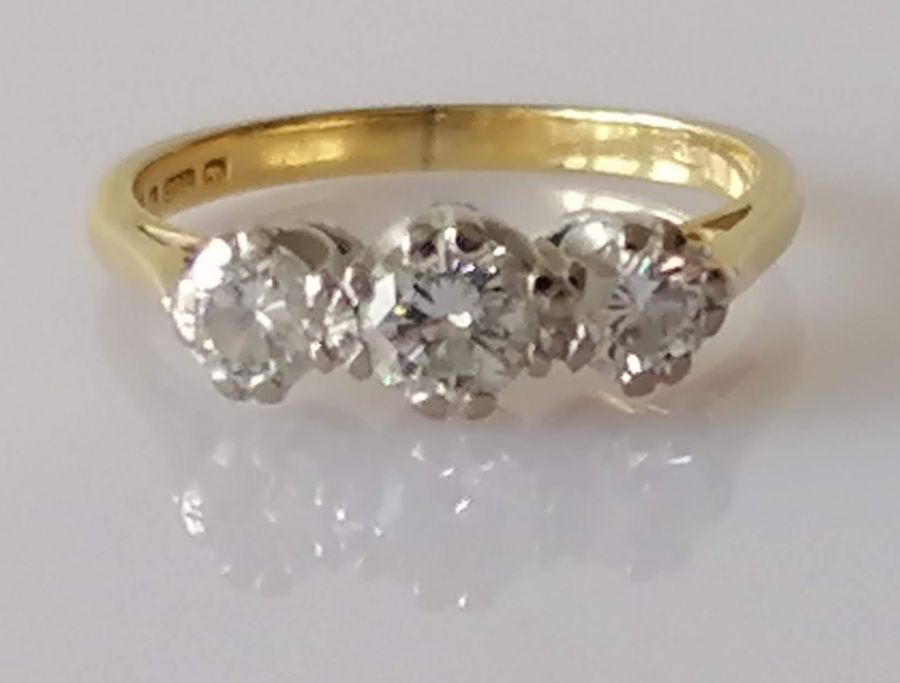 An 18ct yellow gold three stone graduated diamond ring, approximately 0.45 carats, size K, 2.5g , ha - Bild 2 aus 5