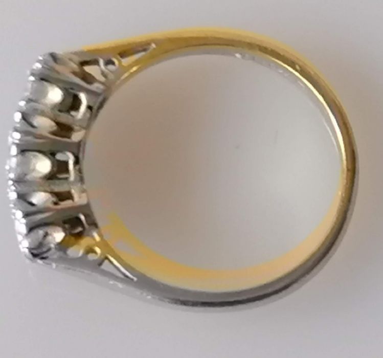 An 18ct yellow gold three stone graduated diamond ring, approximately 0.45 carats, size K, 2.5g , ha - Bild 4 aus 5