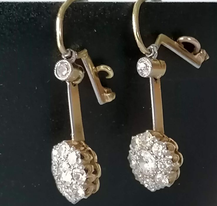 A pair of white and yellow metal diamond earrings, the central round-cut diamond approximately 0.20 - Bild 5 aus 6