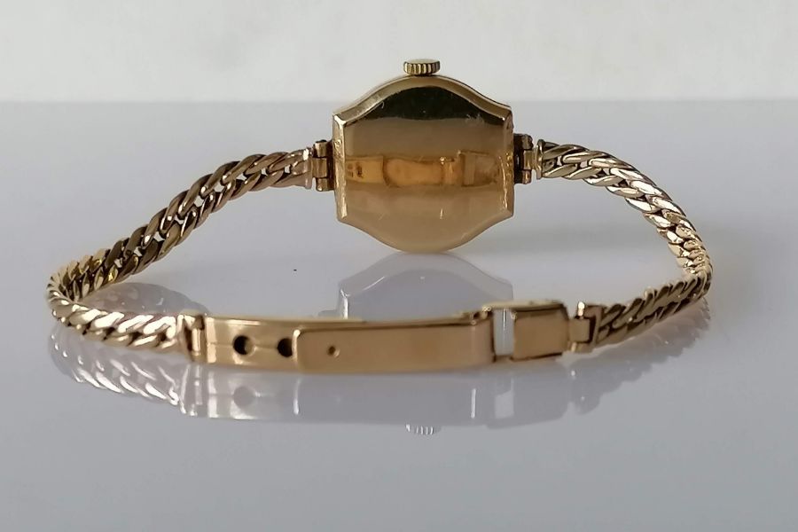 A gold-cased ladies 9ct gold Zodiac dress watch with subsidiary seconds hand on a woven gold strap, - Bild 3 aus 4
