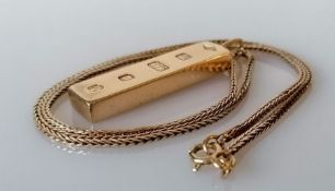 A 9ct yellow gold ingot pendant, hallmarked for London 1976 on a 9ct gold neck chain, 48 cm with imp