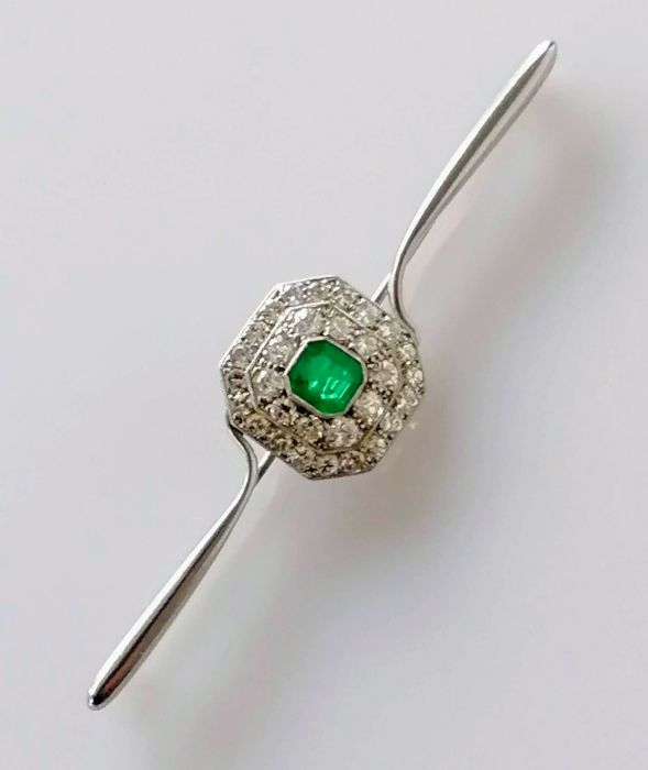 An Art Deco emerald and diamond platinum brooch, the emerald 5mm x 6mm, thirty-one round-cut diamond - Bild 3 aus 5