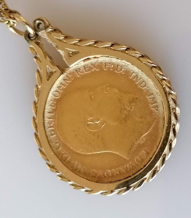 An Edwardian gold half sovereign, 1910, on a 9ct gold mount and chain, hallmarked, chain damaged, 9. - Image 3 of 3