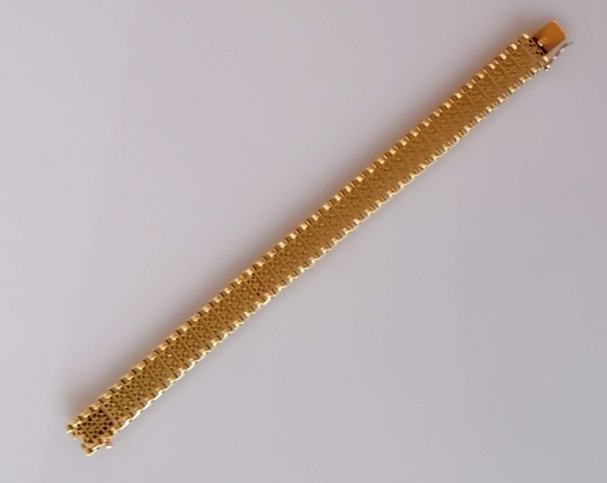 A vintage gold mesh bracelet, French hallmarks for 18ct, 33.83g - Image 2 of 5