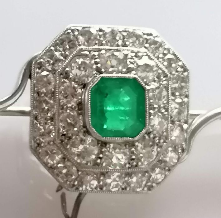 An Art Deco emerald and diamond platinum brooch, the emerald 5mm x 6mm, thirty-one round-cut diamond - Bild 4 aus 5