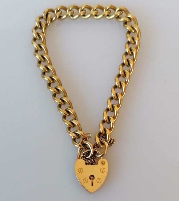 A gold curb-link locket bracelet, 16 cm, hallmarked 9ct, 22.45g - Bild 2 aus 2