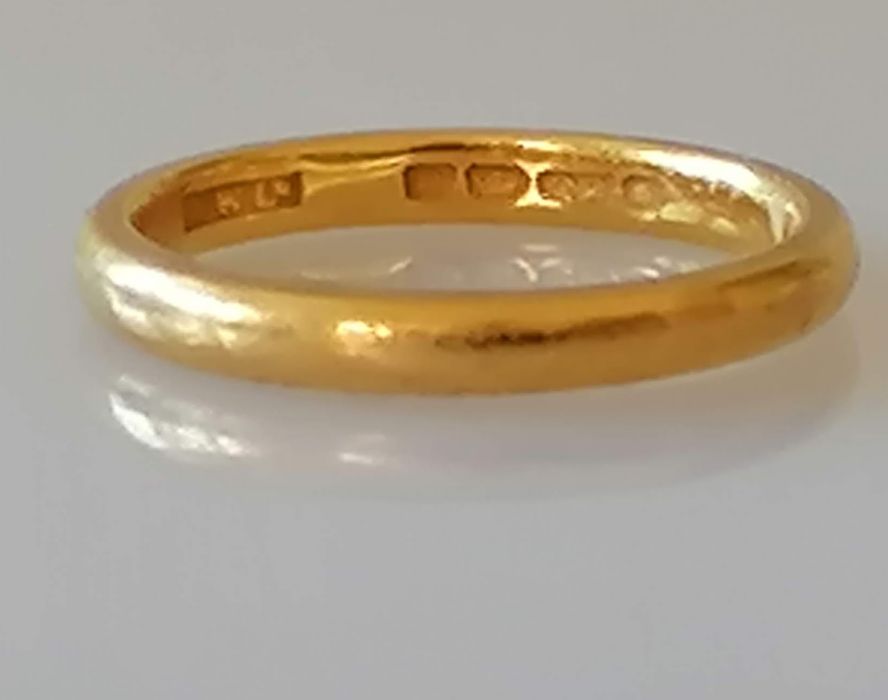 A 22ct yellow gold wedding band, size K, hallmarked, 3mm, 3.5g