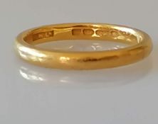 A 22ct yellow gold wedding band, size K, hallmarked, 3mm, 3.5g
