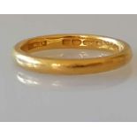 A 22ct yellow gold wedding band, size K, hallmarked, 3mm, 3.5g