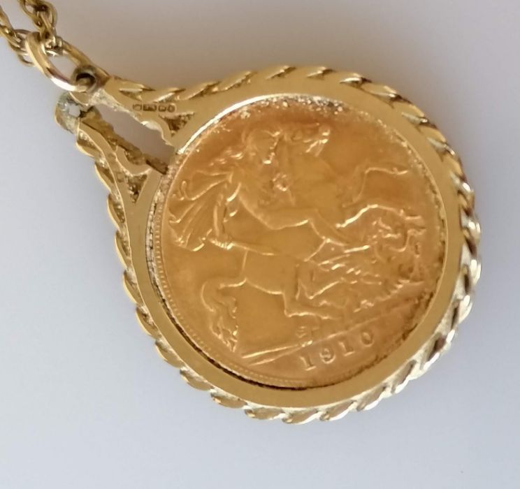 An Edwardian gold half sovereign, 1910, on a 9ct gold mount and chain, hallmarked, chain damaged, 9. - Image 2 of 3