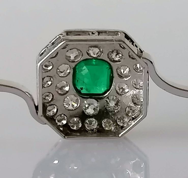 An Art Deco emerald and diamond platinum brooch, the emerald 5mm x 6mm, thirty-one round-cut diamond - Bild 5 aus 5