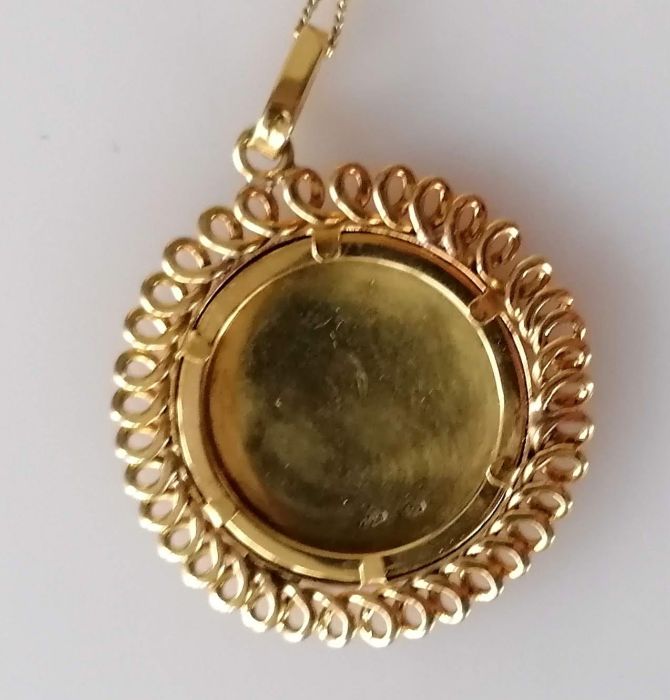 An Italian 18ct gold pendant with enamel decoration and chain, both stamped 750, 13g - Image 3 of 3