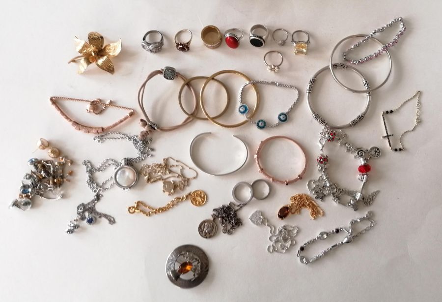 An assortment of mixed costume jewellery, bangles, rings, etc