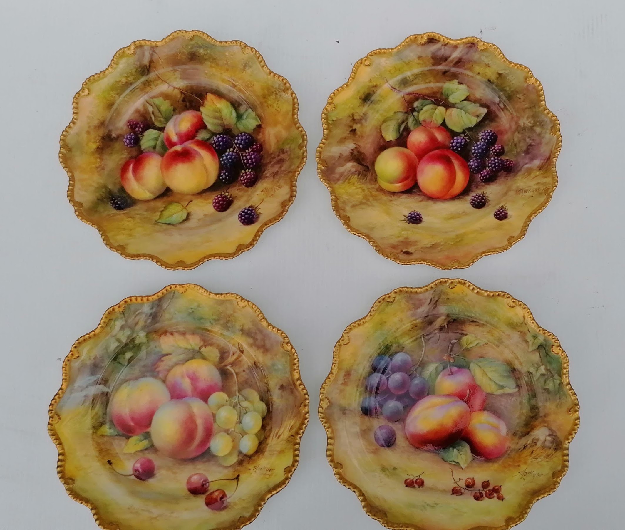 Four Royal Worcester fruit painted dessert plates painted by T. Lockyer within piecrust gilt - Image 5 of 11
