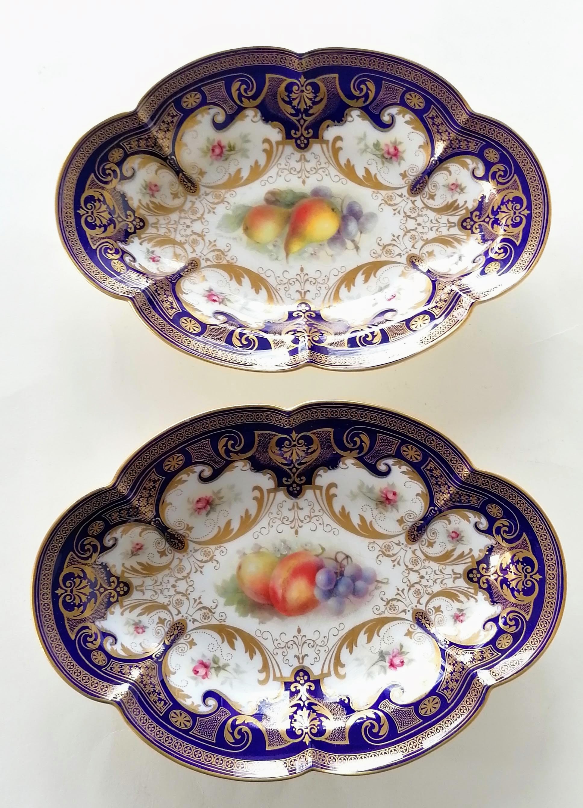 An Edwardian Royal Worcester dessert set comprising: a pair of oval hand-painted oval dishes, 27.5 x - Image 2 of 17