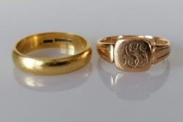 An 18ct yellow gold wedding band, 4mm, 5g and a 9ct rose gold etched signet ring, 2.35g, both size P