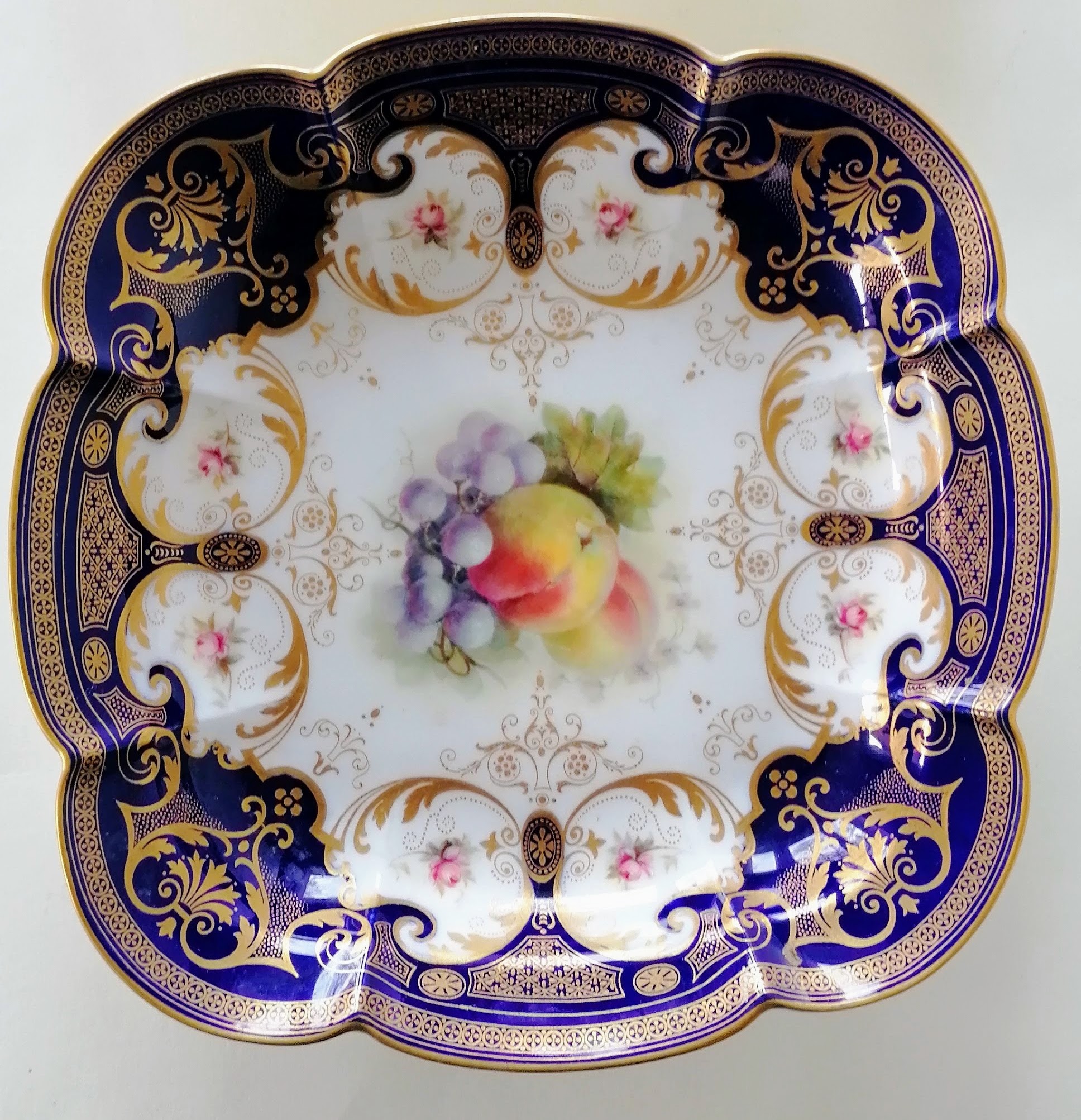 An Edwardian Royal Worcester dessert set comprising: a pair of oval hand-painted oval dishes, 27.5 x - Image 12 of 17