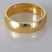 An 18ct yellow gold wedding band with textured finish, hallmarked, size K, 4.3g