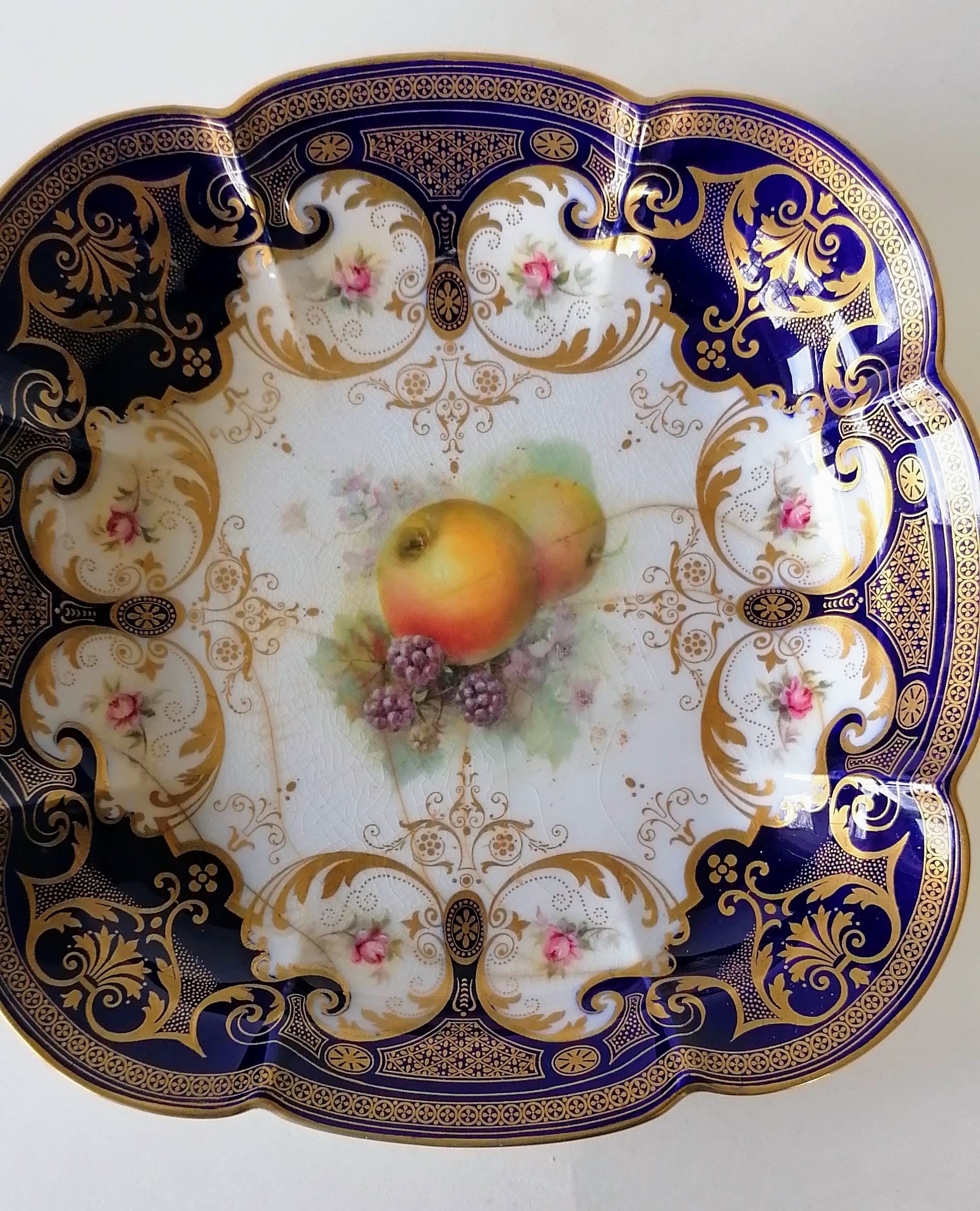 An Edwardian Royal Worcester dessert set comprising: a pair of oval hand-painted oval dishes, 27.5 x - Image 13 of 17