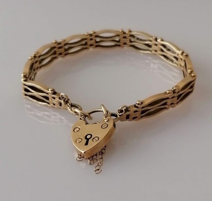 A 9ct yellow gold gate-link bracelet with heart clasp, hallmarked, 16 cm, 22g - Image 3 of 3