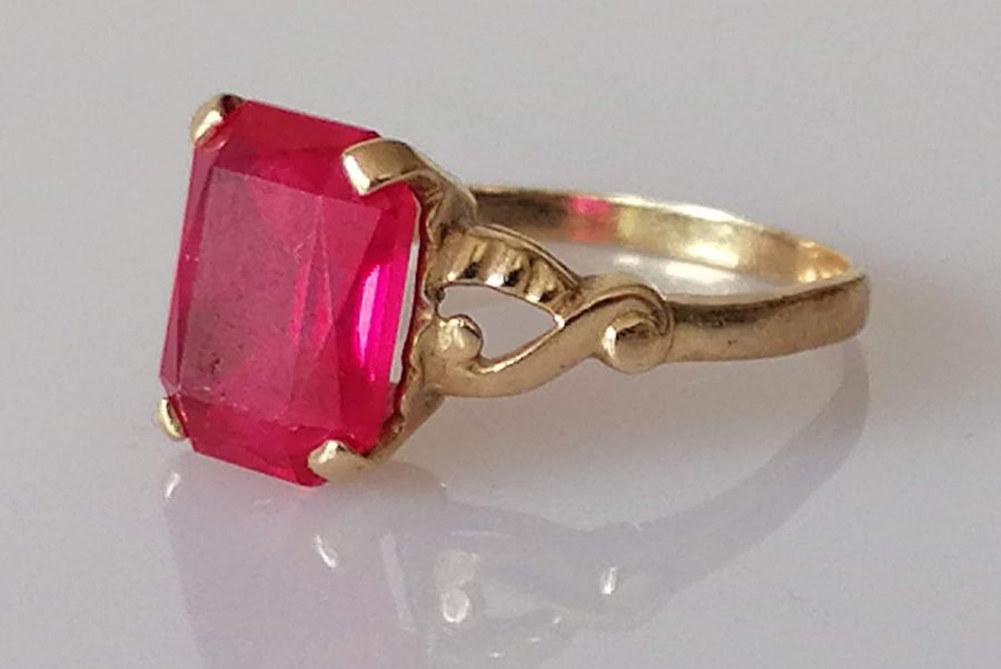 An emerald-cut red spinel on a 14k yellow gold claw setting, stone 10mm x 7mm, 2.67g; - Image 3 of 10