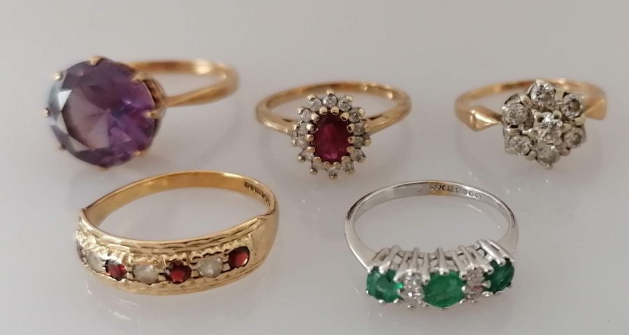 An assortment of five gem-set rings on 9ct white and yellow gold settings, various sizes, - Image 4 of 4