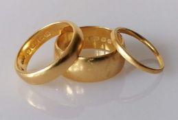 Three 22ct yellow gold wedding bands, all hallmarked, 7, 3, 2mm, sizes O, L, I, 15g