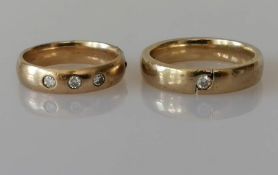 A diamond-set wedding 9ct gold band with three flush-set round brilliant-cut diamonds