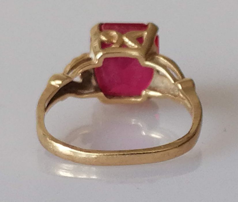 An emerald-cut red spinel on a 14k yellow gold claw setting, stone 10mm x 7mm, 2.67g; - Image 5 of 10