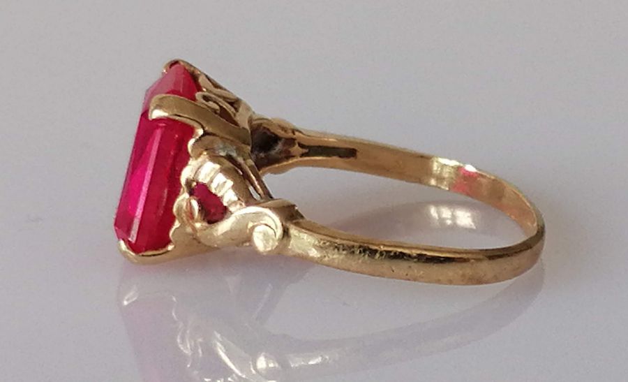 An emerald-cut red spinel on a 14k yellow gold claw setting, stone 10mm x 7mm, 2.67g; - Image 4 of 10