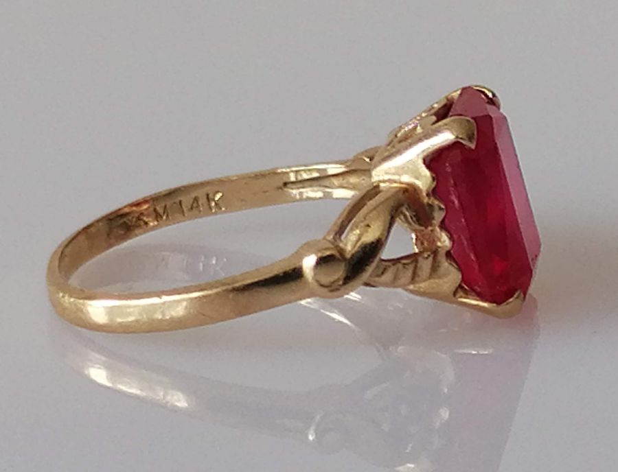 An emerald-cut red spinel on a 14k yellow gold claw setting, stone 10mm x 7mm, 2.67g; - Image 6 of 10