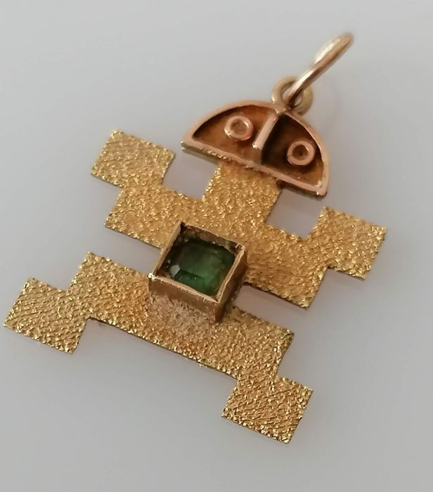 An Aztec-style, emerald-set gold pendant, 20 x 20mm, unmarked, tests for 14ct, 1.5g; - Bild 3 aus 4