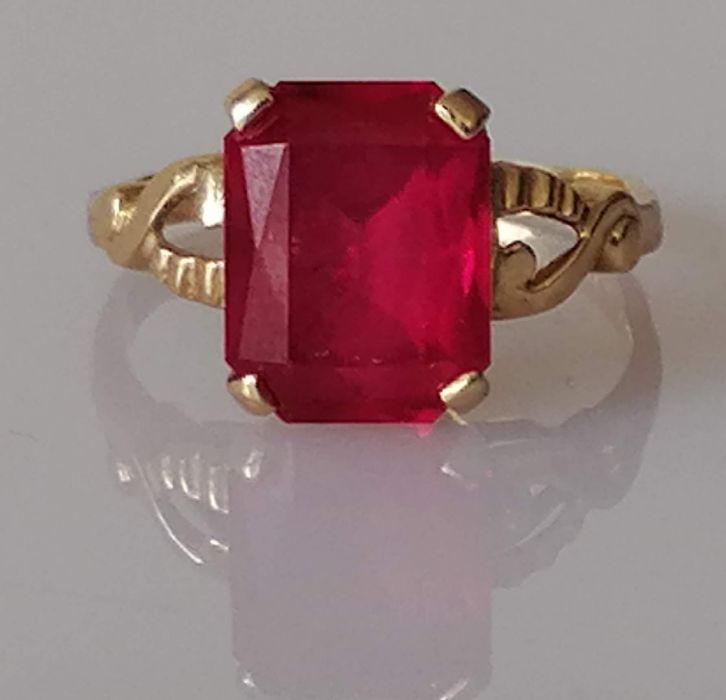 An emerald-cut red spinel on a 14k yellow gold claw setting, stone 10mm x 7mm, 2.67g; - Image 2 of 10