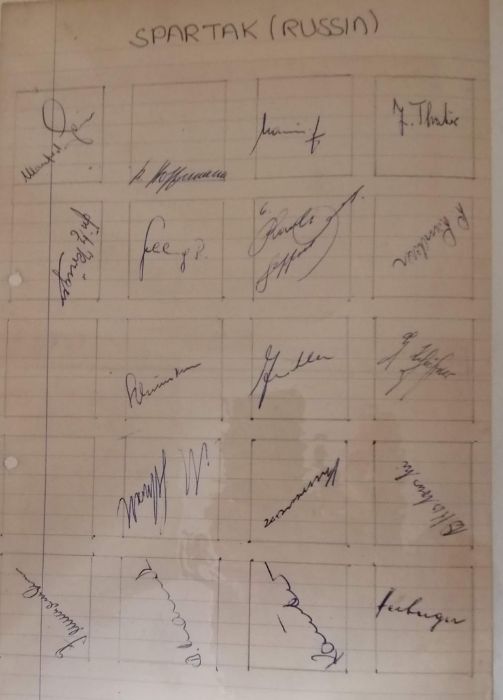 An album of international football teams with autographs to include the Hungarian 'Mighty Magyars' 1 - Bild 12 aus 15