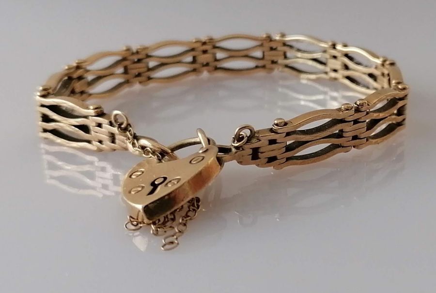 A 9ct yellow gold gate-link bracelet with heart clasp, hallmarked, 16 cm, 22g