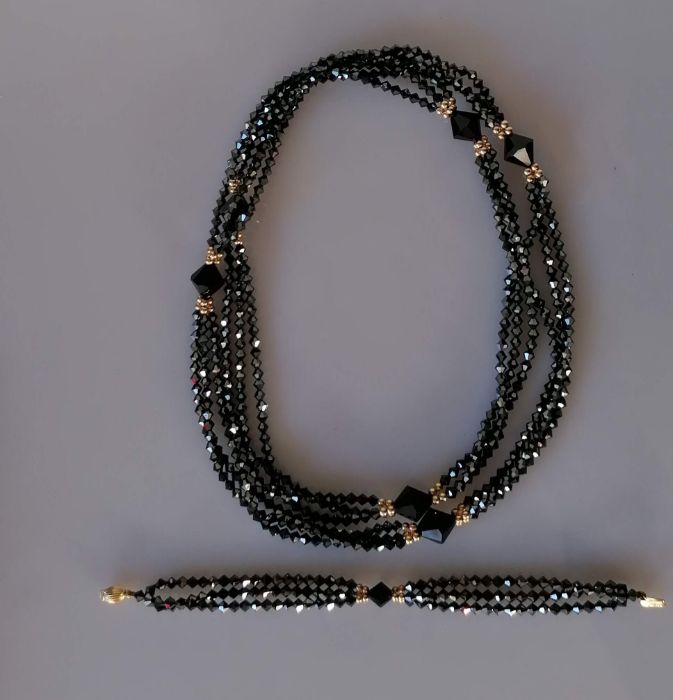 An elegant triple-strand black cut bead necklace with matching bracelet, both with 9ct gold clasps - Image 2 of 3