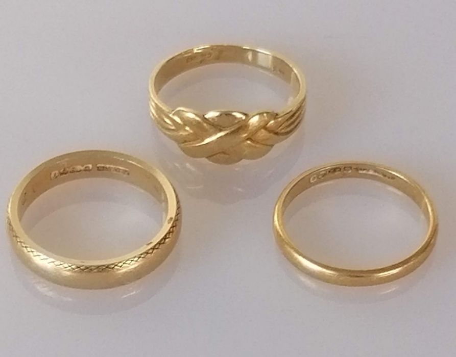 A 22ct yellow gold wedding band, 2mm, 2.5g; another 18ct yellow gold, 3mm, both hallmarked - Bild 2 aus 2