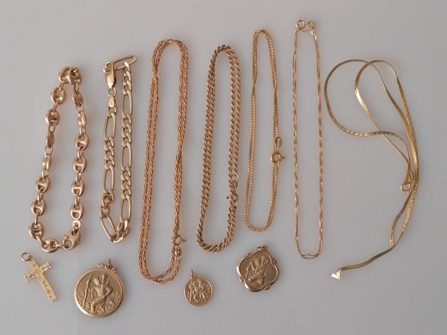 A selection of 9ct gold jewellery to include two bracelets, four neck chains (all clasps good)