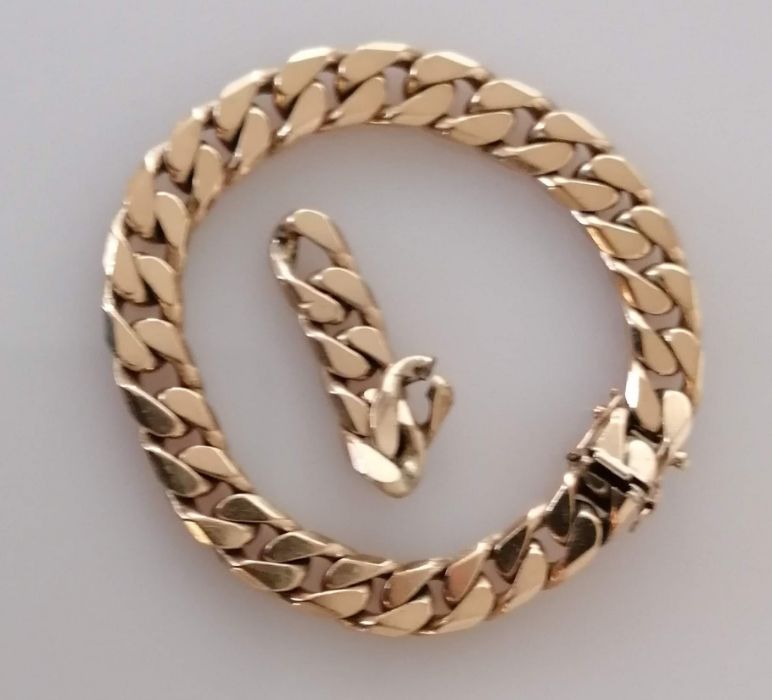 An Italian 9ct yellow gold flat curb-link bracelet by Indaerre, 18 cm, import marks, clasp good, ext - Bild 2 aus 2