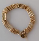 A 9ct yellow gold gate-link bracelet with heart-shape clasp, 15 cm, hallmarked, 9g