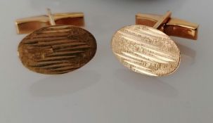 A pair of textured gold oval cufflinks, hallmarked for London, 1970, 6.5g, two silver cigarette case