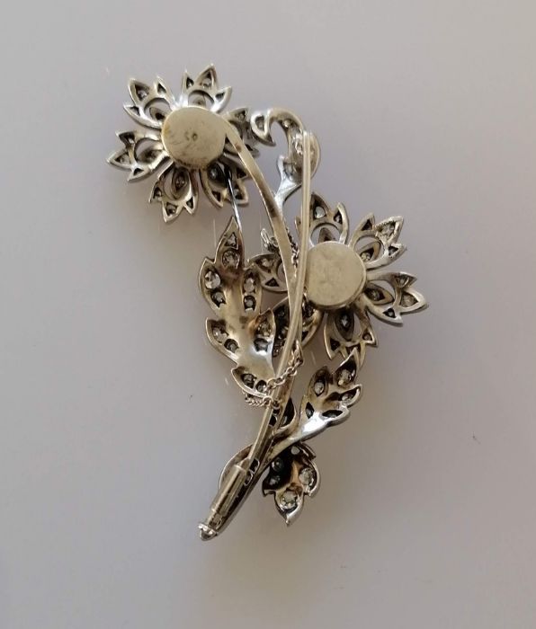 An Art Deco diamond spray brooch comprising a two-branch sprig with leaves and flowers - Bild 5 aus 6