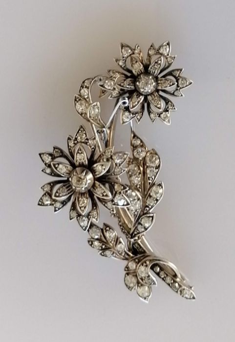 An Art Deco diamond spray brooch comprising a two-branch sprig with leaves and flowers - Bild 2 aus 6