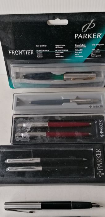 A mixed assortment of fourteen Parker fountain and ballpoint pens, four with original boxes - Image 4 of 4