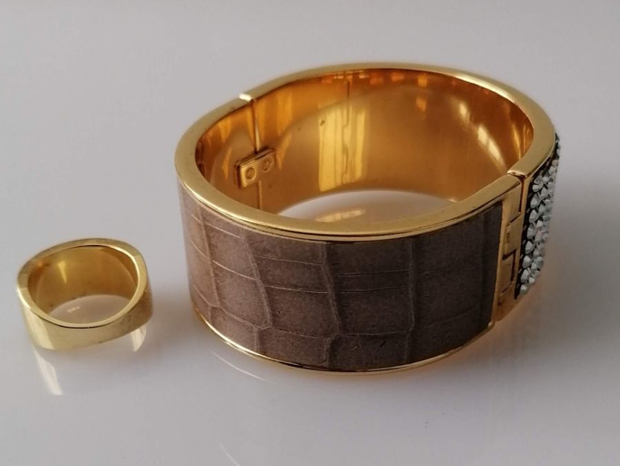 A Swarovski gold-coloured cuff hinged bangle and similar ring (2) - Bild 2 aus 2