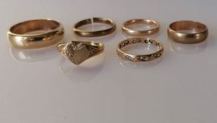 Four 9ct yellow gold wedding bands, one cut, sizes X, P, l1/2, K, a heart-shape ring,