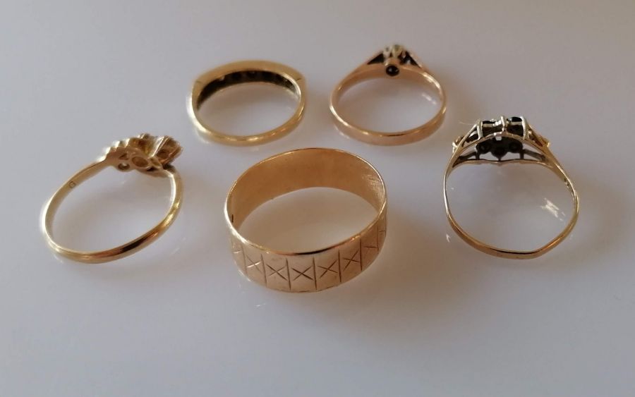 A selection of four gem-set 9ct yellow gold rings and an etched wedding band, all hallmarked - Image 2 of 3